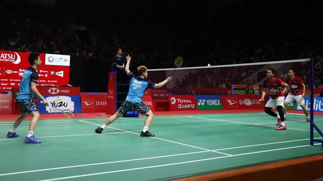 Ganda putra Indonesia Marcus Fernaldi Gideon dan Kevin Sanjaya Sukomuljo meluapkan saat melawan ganda putra Indonesia Mohammad Ahsan dan Hendra Setiawan pada pertandingan final Daihatsu Indonesia Masters 2019 di Istora Senayan, Jakarta, Minggu (27/1). [Suara.com/Muhaimin A Untung]