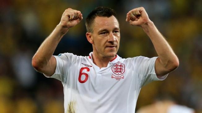 John Terry saat memperkuat Timnas Inggris di Piala Eropa 2012. [Alexander KHUDOTEPLY / AFP]