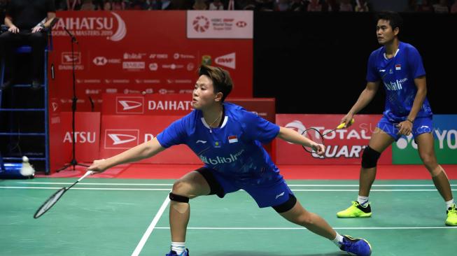 Ganda campuran Indonesia Liliyana Natsir dan Tontowi Ahmad berusaha mengembalikan kok ke ganda campuran Malaysia Chan Peng Soon dan Goh Liu Ying saat pertandingan semifinal Daihatsu Indonesia Masters 2019 di Istora Senayan, Jakarta, Sabtu (26/1). (Suara.com/Fakhri Hermansyah)