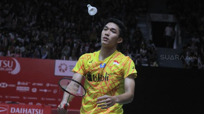 Pebulu tangkis putra Indonesia Jonatan Christie berusaha mengembalikan kok ke pebulutangkis putra Denmark Anders Antonsen saat pertandingan semifinal Daihatsu Indonesia Masters 2019 di Istora Senayan, Jakarta, Sabtu (26/1). (Suara.com/Fakhri Hermansyah)