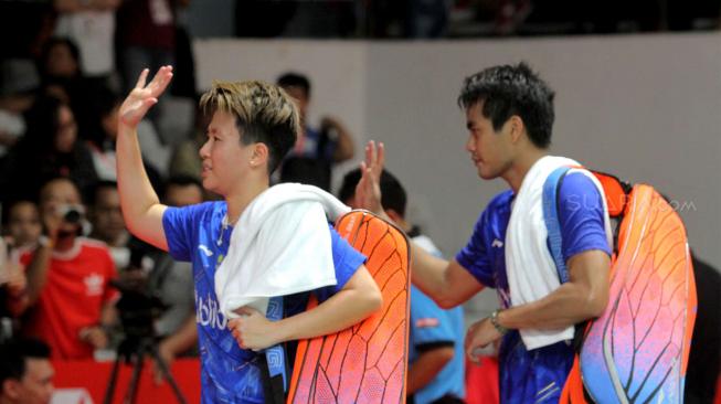 Ganda campuran Indonesia Liliyana Natsir dan Tontowi Ahmad usai pertandingan semifinal Daihatsu Indonesia Masters 2019 di Istora Senayan, Jakarta, Sabtu (26/1). (Suara.com/Fakhri Hermansyah)