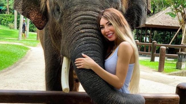 Dress Tersingkap! Ups, Farrah Abraham Ketahuan Tak Pakai Dalaman