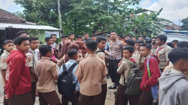 Guru Raba Payudara Siswi karena Tak Buat PR, Ratusan Siswa Berdemo