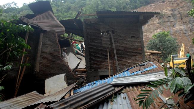 Warga mencari sisa barang yang masih bisa digunakan pasca bencana tanah longsor di Desa Pattalikang, Kecamatan Manuju, Kabupaten Gowa, Sulawesi Selatan, Sabtu (26/1). ANTARA FOTO/Abriawan Abhe