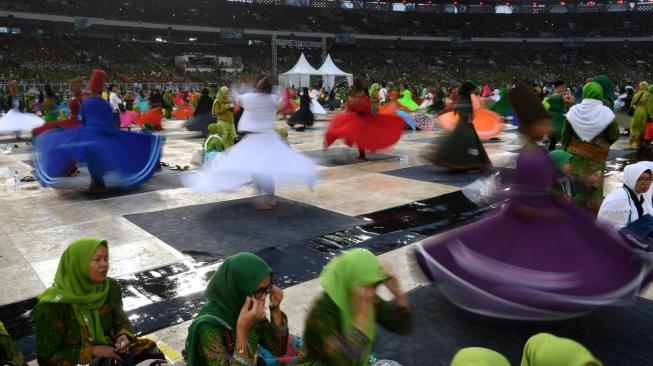 Penari menampilkan Tarian Sufi diantara Muslimat Nahdlatul Ulama (NU) yang menghadiri Harlah ke-73 Muslimat NU di Stadion Utama Gelora Bung Karno, Jakarta, Minggu (27/1). ANTARA FOTO/Wahyu Putro A