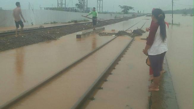 Jalur Kereta Api Batang Semarang Terendam Air dan Tertimbun Longsor