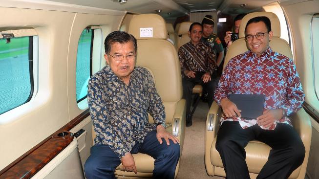 Wapres JK Tinjau Titik Kemacetan Jabodetabek Dengan Helikopter - Wakil Presiden Jusuf Kalla (JK) berbincang dengan Gubernur DKI Jakarta Anies Baswedan saat meninjau sejumlah titik kemacetan di wilayah Jabodetabek via udara dengan Helikopter Super Puma TNI AU dari lapangan helipad, Monas, Jakarta Pusat, Senin (28/1). (TIM MEDIA WAPRES)