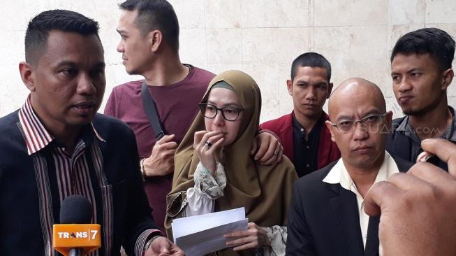 Lyra Virna dan Fadlan Muhammad menyambangi Polda Metro Jaya, Senin (28/1/2019). Keduanya mempertanyakan perkembangan kasus bos ADA Tour, Lasty Annisa yang sejak Maret 2018 jadi tersangka namun hingga kini kasusnya belum P21. (Ismail/Suara.com)