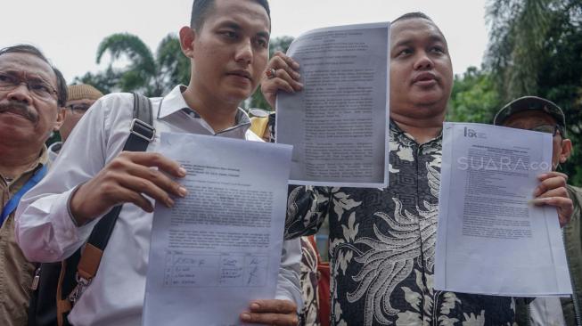 Suasana Jamaah korban First Travel mendatangi Inspektorat Kementerian Agama RI, Jakarta Selatan, Senin (28/1). [Suara.com/Fakhri Hermansyah]