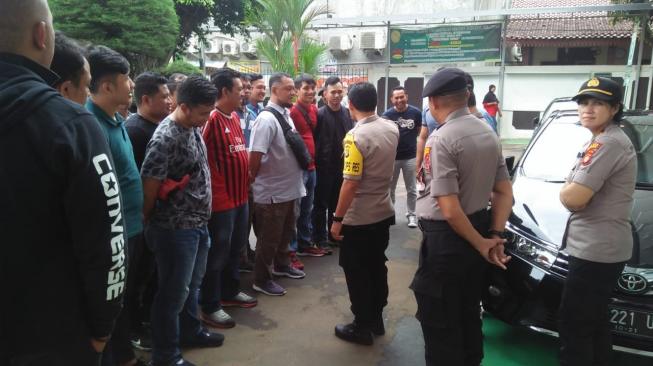 Sejumlah polisi berpakaian preman siap mengamankan sidang vonis kasus ujaran kebencian oleh Ahmad Dhani, Senin (28/1/2019). (PMJ)