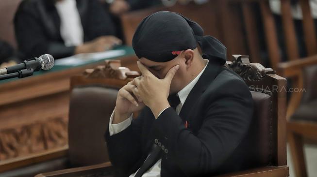 Terpidana kasus ujaran kebencian Ahmad Dhani menjalani sidang putusan di Pengadilan Negeri Jakarta Selatan, Jakarta, Senin (28/1). [Suara.com/Muhaimin A Untung]