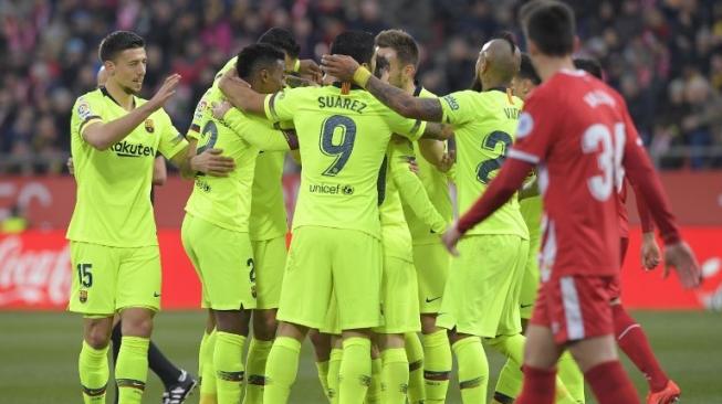 Para pemain Barcelona merayakan gol pembuka melawan Girona yang dicetak oleh Nelson Semedo di Montilivi stadium, Girona. LLUIS GENE / AFP