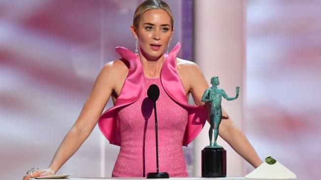 Emily Blunt meraih penghargaan sebagai Aktris Pendukung Terbaik lewat film A Quiet Place di ajang Screen Actors Guild (SAG) Awards ke-25. [Frederic J. BROWN / AFP]