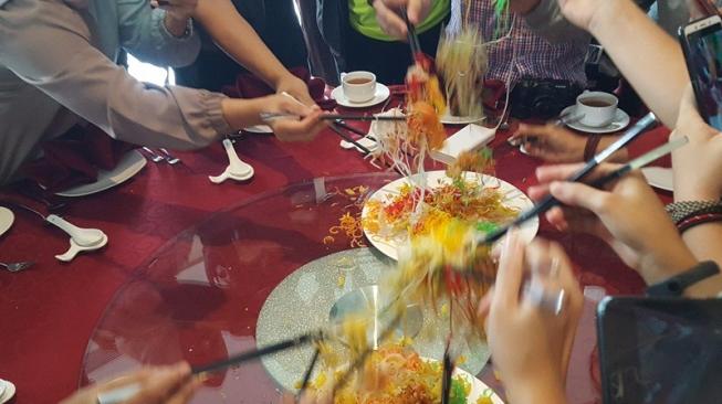 Begini Prosesi Makan Yee Sang yang Benar saat Imlek