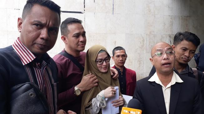 Lyra Virna dan Fadlan Muhammad menyambangi Polda Metro Jaya, Senin (28/1/2019). Keduanya mempertanyakan perkembangan kasus bos ADA Tour, Lasty Annisa yang sejak Maret 2018 jadi tersangka namun hingga kini kasusnya blm P21. (Ismail/Suara.com)