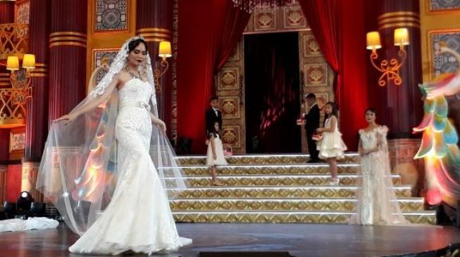 Hengki Kawilarang Pamer Koleksi Gaun Pengantin Dipenuhi Kristal