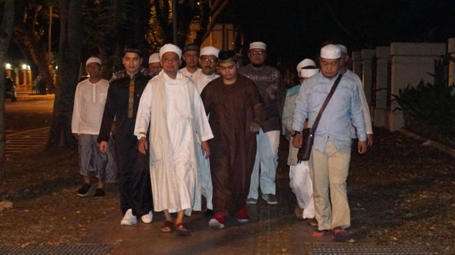 Pimpinan Majelis Azzikra KH Muhammad Arifin Ilham (ketiga kiri) bersama para jemaah berjalan kaki dari Apartemen Mansion One ke Masjid Jamik Al-Munawar Kelawai di George Town, Penang, Malaysia, Senin (28/1). ANTARA Foto/Agus Setiawan