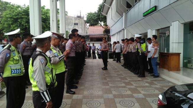 Sekitar 96 anggota polisi menjalani apel siaga untuk sidang vonis kasus ujaran kebencian Ahmad Dhani, Senin (28/1/2019). (PMJ)