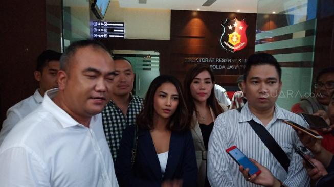 Artis Vanessa Angel memenuhi wajib lapor ke Polda Jawa Timur untuk kali kedua, Senin (28/1/2019). Tersangka kasus prostitusi online tersebut tiba di mapolda pada sore hari, Pukul 16.45 WIB. [Suara.com/Achmad Ali]