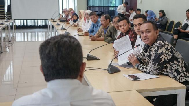 Suasana Jamaah korban First Travel mendatangi Inspektorat Kementerian Agama RI, Jakarta Selatan, Senin (28/1). [Suara.com/Fakhri Hermansyah]