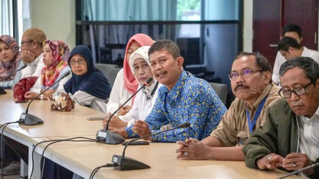 Suasana Jamaah korban First Travel mendatangi Inspektorat Kementerian Agama RI, Jakarta Selatan, Senin (28/1). [Suara.com/Fakhri Hermansyah]