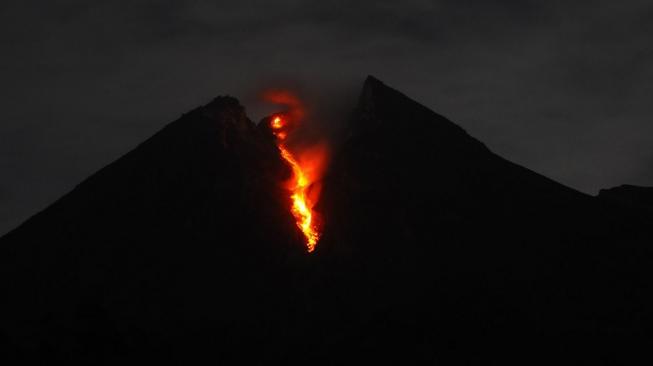 Gunung Merapi Keluarkan Delapan Kali Guguran Lava Pijar