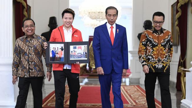 Presiden Joko Widodo (kedua kanan) didampingi Menteri Sekretaris Negara Pratikno (kiri), Menteri Pemuda dan Olahraga Imam Nahrawi (kanan) usai menerima atlet bulutangkis Liliyana Natsir (kedua kiri) di Istana Merdeka, Jakarta, Selasa (29/1). ANTARA FOTO/Puspa Perwitasari/pd.