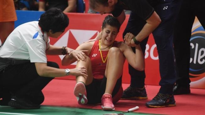 Pebulutangkis tunggal putri Spanyol yang dijuluki Ratu Bulutangkis Eropa, Carolina Marin, menangis karena cedera ACL pada babak final Indonesia Masters 2019 di Istora Senayan, Jakarta, Minggu (27/1). [AFP/Adek Berry]