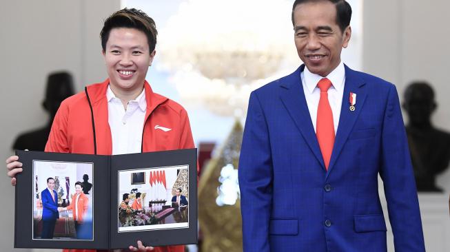 Presiden Joko Widodo (kanan) bersama atlet bulutangkis Liliyana Natsir (kiri) menyampaikan keterangan pers usai bertemu di Istana Merdeka, Jakarta, Selasa (29/1). ANTARA FOTO/Puspa Perwitasari