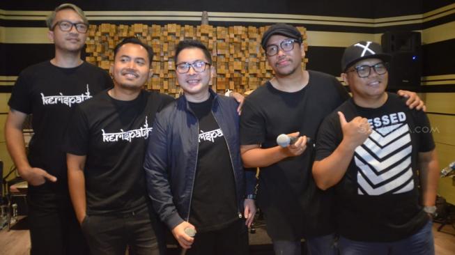 Sammy Simorangkir besama personel Kerispatih seperti Badai an Fandy. (Sumarni/Suara.com)