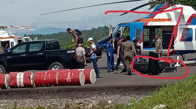 Helikopter Polri yang disebut TPNPB membawa peralatan perang canggih TNI di Lapangan Terbang Nduga, Senin (28/1/2019). Ini yang menjadi dasar OPM melakukan penyerangan. [dok.TPNPB]