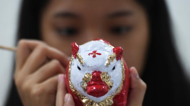 Intip Keseruan Melukis Patung Babi Imlek