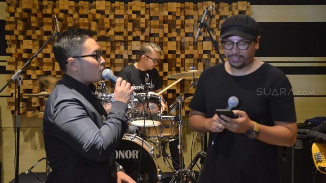 Sammy Simorangkir latihan besama Kerispatih. (Sumarni/Suara.com)