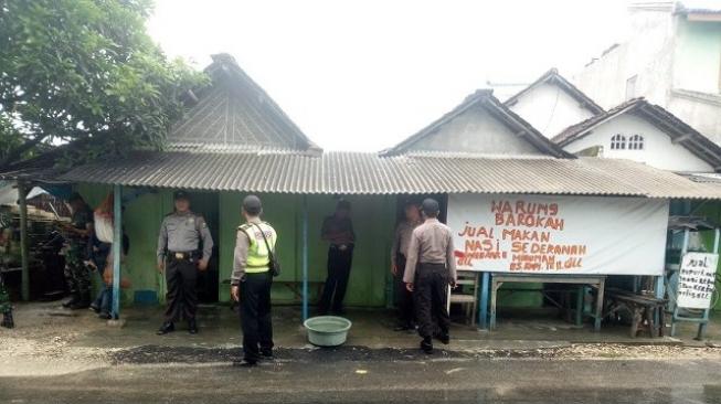 Digerebek Polisi, Penjual Jamu Sembunyikan Miras di Kolong Jembatan