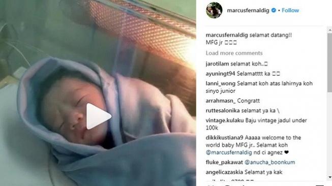 Pebulutangkis spesialis ganda putra Indonesia, Marcus Fernaldi Gideon, mengunggah video kelahiran anak pertamanya. [Instagram@marcusfernaldig]