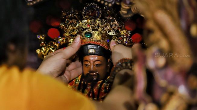 Pengelola bersama warga membersihkan Vihara beserta patung dewa di Vihara Dharma Bhakti, Glodok, Jakarta, Rabu (30/1).[Suara.com/Muhaimin A Untung]