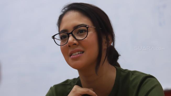 Artis Aurelie Moeremans berpose saat berkunjung di kantor Redaksi Suara.com, Jakarta, Selasa (29/1). [Suara.com/Muhaimin A Untung]