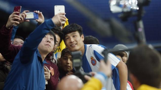 Wu Lei resmi diperkenalkan sebagai pemain Espanyol di Estadio Cornella El Prat, Selasa (29/1/2019) [AFP]