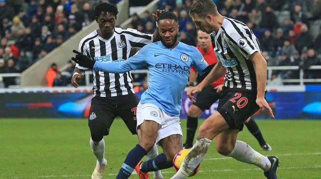 Gelandang Manchester City Raheem Sterling bersaing dengan pemain tengah Newcastle United Florian Lejeune selama pertandingan sepak bola Liga Primer Inggris antara Newcastle United melawan Manchester City di St James 'Park Inggris, Rabu (30/1) dini hari WIB. [Lindsey PARNABY / AFP]