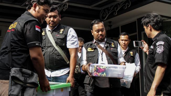 Satgas Anti Mafia Bola membawa barang bukti setelah melakukan penggeledahan terkait kasus pengaturan skor di depan Kantor PSSI lama, Kemang, Jakarta, Rabu (30/1). ANTARA FOTO/Putra Haryo Kurniawan