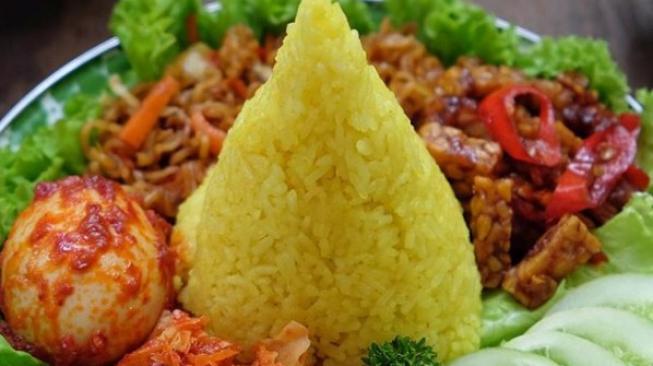 Ini Resep  Nasi  Kuning  Sajian Ala Kalimantan Timur yang Gurih
