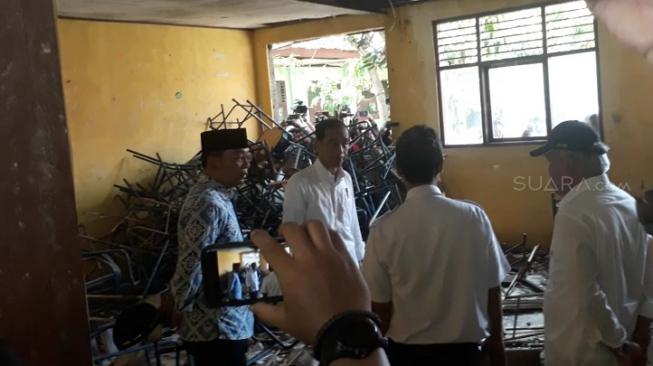 Jokowi Sidak ke SMPN 1 Muara Gembong, Siswa Heboh Teriak Minta Foto