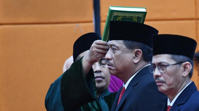 Kepala Badan SAR Nasional (Basarnas) Marsdya TNI Bagus Puruhito mengucapkan sumpah saat dilantik menjadi Kepala Basarnas oleh Menteri Perhubungan Budi Karya Sumadi di Kantor Kemenhub Jakarta, Rabu (30/1). [ANTARA FOTO/Wahyu Putro]