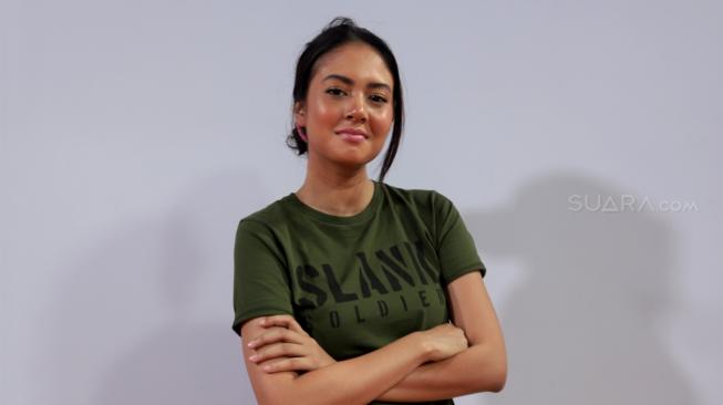 Artis Aurelie Moeremans berpose saat berkunjung di kantor Redaksi Suara.com, Jakarta, Selasa (29/1). [Suara.com/Muhaimin A Untung]