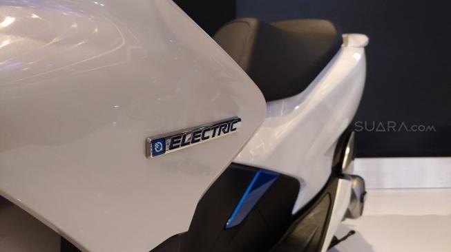 Honda PCX Electric, simak tulisan elektriknya [Suara.com/Manuel Jeghesta Nainggolan].