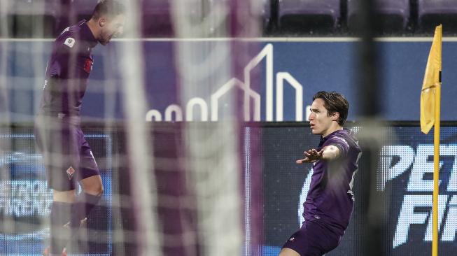 Pemain depan Fiorentina Federico Chiesa merayakan golnya setelah mencetak gol ke gawang AS Roma selama pertandingan lanjutan Coppa Italia antara Fiorentina melawan AS Roma di Stadion Artemio Franchi, Florence, Italia, Kamis (31/1) dini hari WIB.  [Isabella BONOTTO / AFP]