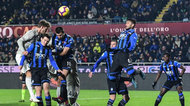 Bek Juventus Daniele Rugani, gelandang Atalanta Marten de Roon, bek Atalanta Berat Djimsiti dan bek Atalanta Jose Luis Palomino memperebutkan bola selama pertandingan lanjutan Coppa Italia antara Atalanta melawan Juventus di Stadion Atleti Azzuri d'Italia, Bergamo, Italia, Kamis (31/1) dini hari WIB. [Miguel MEDINA / AFP]