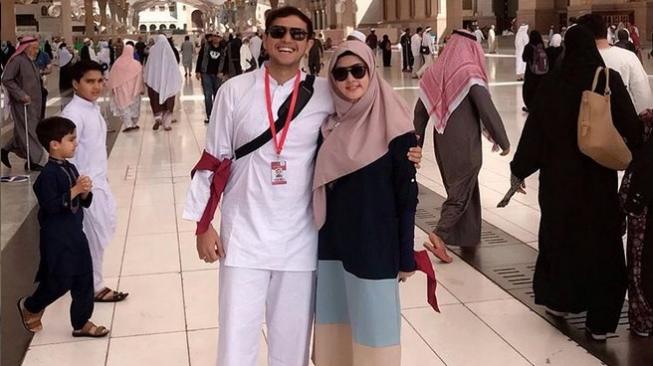 Rifky Balweel dan Biby Alraen di Tanah Suci. (Instagram Rifky Balweel)