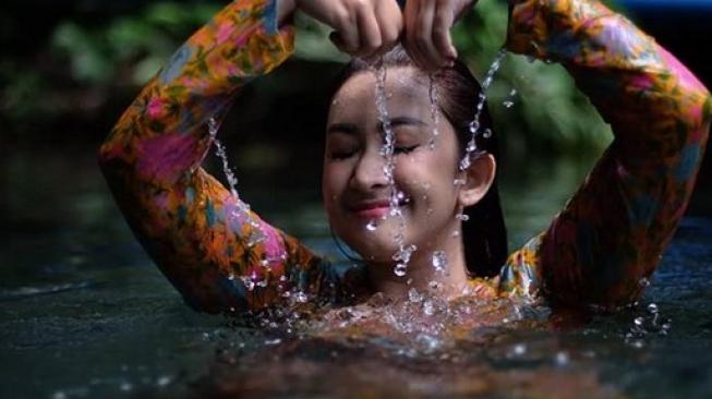 Posenya Menggoda, Nafa Urbach Pakai Kebaya dan Jarik Duduk di Pinggir Sawah