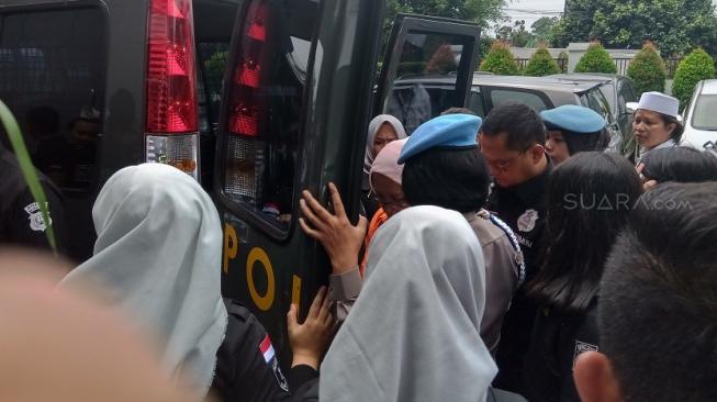 Ratna Sarumpaet tiba di Kejaksaan Negeri Jakarta Selatan, Kamis (31/1/2019). (Suara.com/Arga)